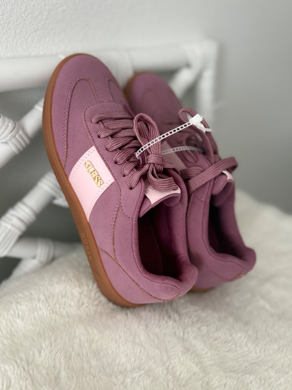 GUESS Women’s Pelara Retro Low-Top Faux Suede Sneakers Pink/Mauve Size 7 New - Picture 3 of 11